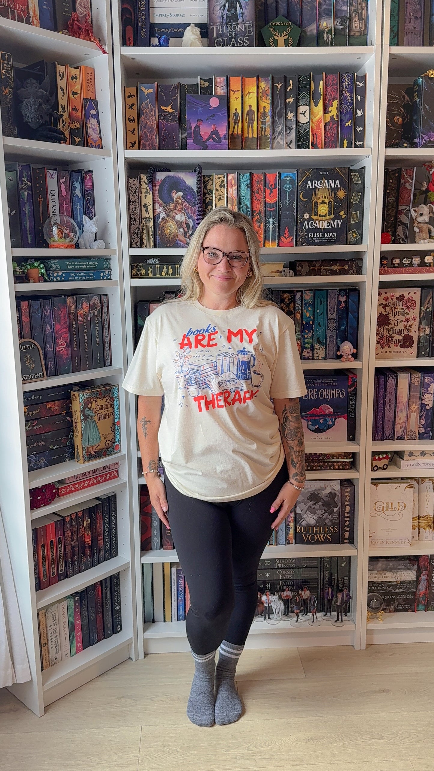 Books are my Therapy | T-shirt